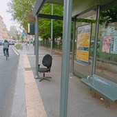 &quot;Smart working&quot; in Aurora: alla fermata del trasporto pubblico spunta una sedia da ufficio