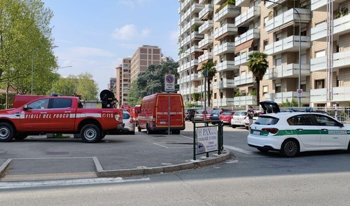 Ancora senza esito le trattative per convincere l'uomo a desistere e scendere dal tetto