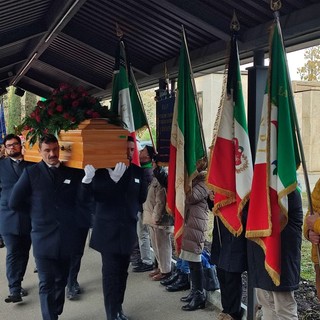 Folla e bandiere a Torino per i funerali di Bruno Segre