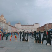 &quot;No war”: in piazza Castello un presidio per il cessate il fuoco in Palestina e Ucraina [FOTO]