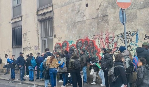 Code sotto il sole per il permesso di soggiorno, la Questura: "Previste aperture straordinarie"
