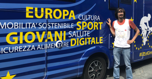 Giro d’Italia, il camper dell’UE fa tappa in Piemonte: “Siamo vicini a corridori e cittadini”