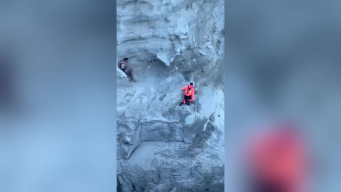 Si arrampica sulla scogliera e resta bloccato, l'intervento dei soccorsi a Bacoli Si arrampica sulla scogliera e resta bloccato, l'intervento dei soccorsi a Bacoli
