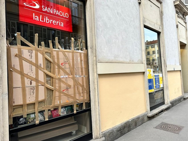 Alcune delle vetrine rovinate dopo gli incidenti del marzo 2023