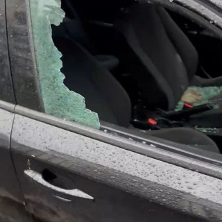 Finestrini e parabrezza sfondato, auto vandalizzata ad Aurora. I residenti: "Ragazzo di strada aggressivo"