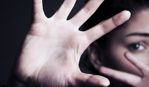 Tenta di baciarla a forza, la getta a terra e la molesta: arrestato 33enne per violenza sessuale