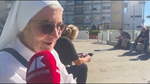 Da Viterbo al Gemelli per Leone XIV, una suora 80enne: "Si può pregare ovunque ma oggi volevo essere vicina al Papa" Da Viterbo al Gemelli per Leone XIV, una suora 80enne: "Si può pregare ovunque ma oggi volevo essere vicina al Papa"