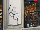 "Prendi una posizione stop al genocidio": decine di vetrine imbrattate nella notte "Prendi una posizione stop al genocidio": decine di vetrine imbrattate nella notte
