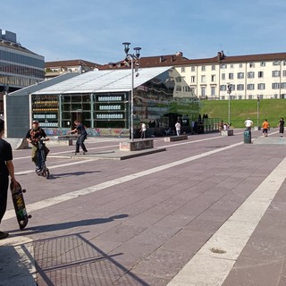 Torino sfiora i 30° ma in piazzale Valdo Fusi manca l'acqua, la richiesta degli skateboarder: &quot;Dateci un Toret&quot;