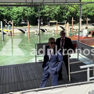 George Clooney arriva a Venezia 83 e saluta in italiano con un "buongiorno" George Clooney arriva a Venezia 83 e saluta in italiano con un "buongiorno"