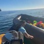 Buca il gommone dei migranti nel canale della Manica, il video del suprematista britannico Danny Tommo Buca il gommone dei migranti nel canale della Manica, il video del suprematista britannico Danny Tommo