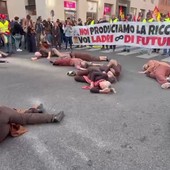 Cortei a Roma, donne 'morte' a terra per raccontare il massacro di Gaza Cortei a Roma, donne 'morte' a terra per raccontare il massacro di Gaza