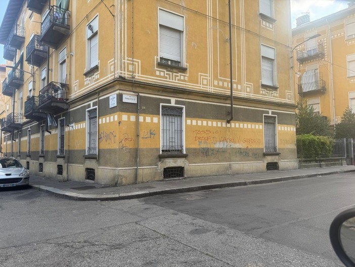 Le case popolari di via Cuneo non vengono pulite da 4 mesi: richiesto l'intervento di Atc