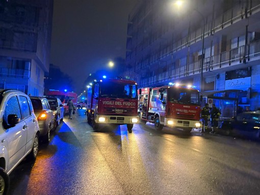 Scoppia un incendio nella cantina occupata da un clochard