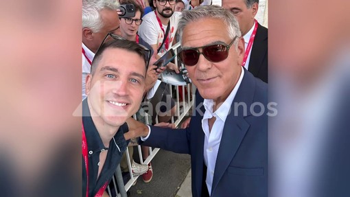 Prende due settimane di ferie per scattarsi selfie con le star, a Venezia 2026 c'è "l'acchiappavip" Prende due settimane di ferie per scattarsi selfie con le star, a Venezia 2026 c'è "l'acchiappavip"