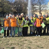 I volontari mentre puliscono i giardini del centro di Torino