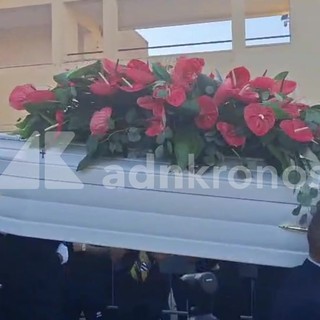 Funerali Lorena Isceri, l'uscita del feretro tra applausi e palloncini in cielo Funerali Lorena Isceri, l'uscita del feretro tra applausi e palloncini in cielo