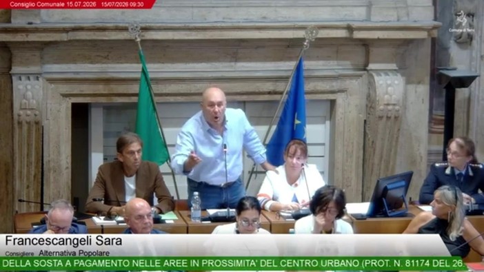 Bandecchi e la frase sessista in Consiglio comunale: "Appoggio le mani da altre parti quando mi piace una donna"