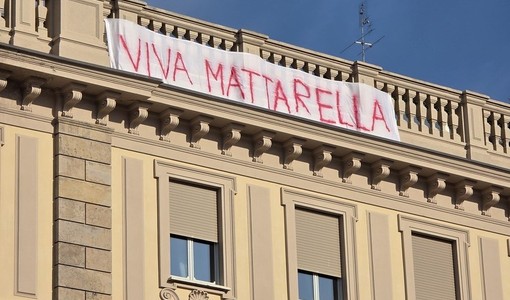 Scontro tra Meloni ed il Presidente. In piazza San Carlo striscione &quot;Viva Mattarella&quot;