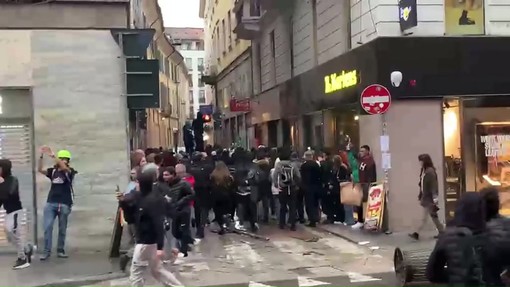 Milano, ancora caos: disordini e saccheggi, auto 'saltate' nella fuga Milano, ancora caos: disordini e saccheggi, auto 'saltate' nella fuga