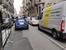 zona trafficata con auto e furgoni