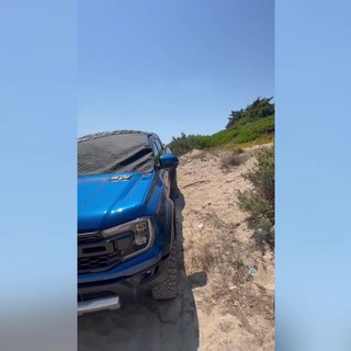Pick-up su duna a Porto Cesareo, multa salata e denuncia del vicesindaco: "Atto di arroganza e presunzione"