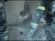 Massiccio attacco russo sull'Ucraina, i soccorsi a Kiev tra gli edifici distrutti Massiccio attacco russo sull'Ucraina, i soccorsi a Kiev tra gli edifici distrutti