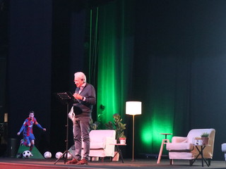 Il calcio si trasferisce sulle assi del palcoscenico