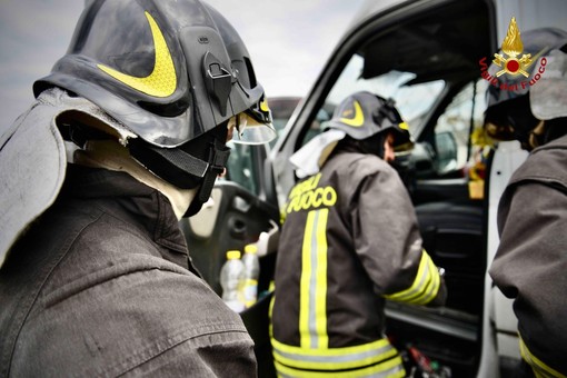 Fuoco in un alloggio a Lingotto, evacuato lo stabile: nessun ferito