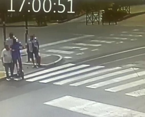 In monopattino derubano un anziano in via Stradella (estratto dal video della Polizia) In monopattino derubano un anziano in via Stradella (estratto dal video della Polizia)