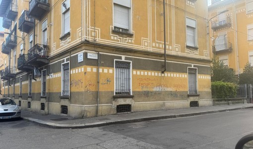 Le case popolari di via Cuneo non vengono pulite da 4 mesi: richiesto l'intervento di Atc