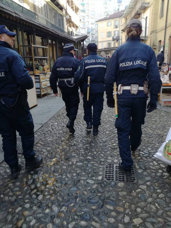 Due ambulanti di Porta Palazzo vengono alle mani: multati entrambi dai vigili urbani