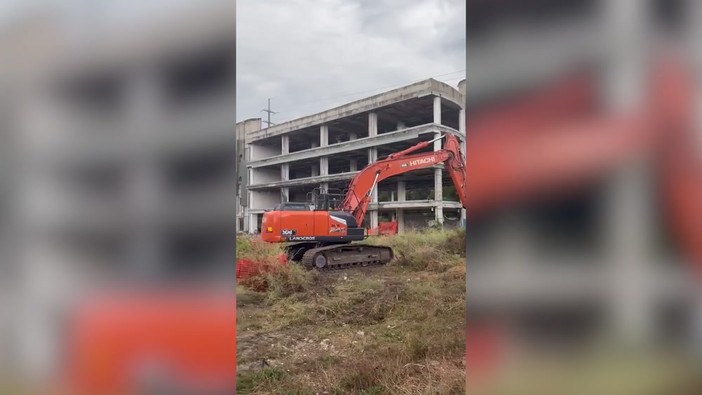 'Palazzo della droga' a Roma, iniziata la demolizione a Tor Sapienza 'Palazzo della droga' a Roma, iniziata la demolizione a Tor Sapienza
