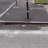 In via Buenos Aires spunta un gradino al posto dello scivolo In via Buenos Aires spunta un gradino al posto dello scivolo