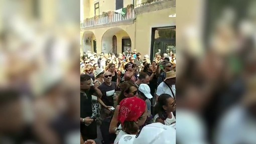 A Pozzuoli la protesta dei residenti: "Il governo dov'è? Vogliamo un tetto sulla testa" A Pozzuoli la protesta dei residenti: "Il governo dov'è? Vogliamo un tetto sulla testa"