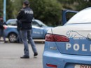 Sfila il bancomat alla vicina di tavolo del ristorante e va a comprarsi sigarette e gratta e vinci, poi torna a finire il pasto