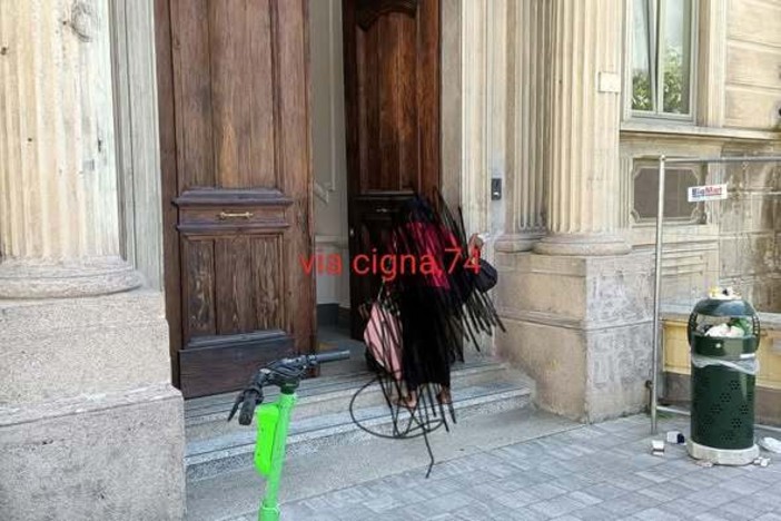 Ingresso non accessibile alla Casa di Comunità di Via Cigna Ingresso non accessibile alla Casa di Comunità di Via Cigna