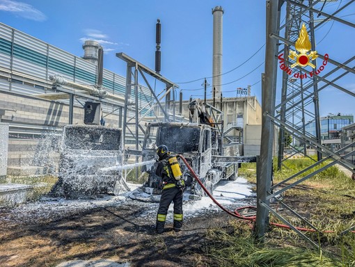 Moncalieri, a fuoco due mezzi pesanti: i pompieri riportano l'area in sicurezza