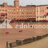 Palio di Siena verso nuovo rinvio, ancora pioggia su piazza del Campo Palio di Siena verso nuovo rinvio, ancora pioggia su piazza del Campo