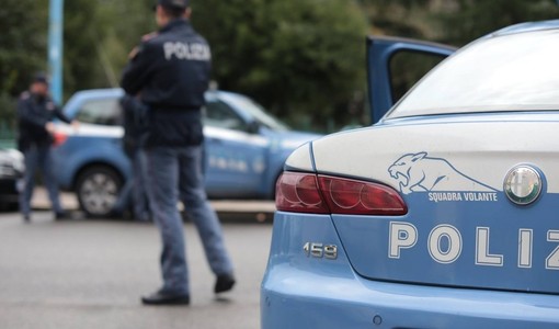 Fuga tra la folla e un passante aggredito per il bottino: la polizia arresta un cinquantottenne Fuga tra la folla e un passante aggredito per il bottino: la polizia arresta un cinquantottenne