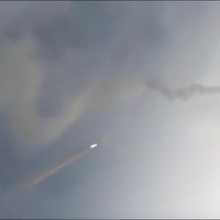 Iran colpisce basi americane in Kuwait e Bahrein, i video dei missili di Teheran Iran colpisce basi americane in Kuwait e Bahrein, i video dei missili di Teheran