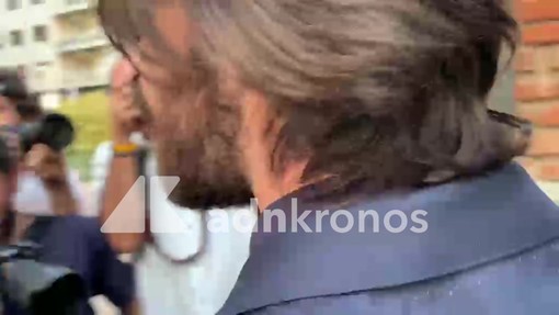Il bacio tra Leonardo Maria Del Vecchio e Sara Soldati, finisce la contesa sulla figlia