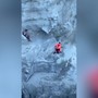 Si arrampica sulla scogliera e resta bloccato, l'intervento dei soccorsi a Bacoli