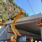 Lungo la SP1 delle Valli di Lanzo sistemate le travi di copertura della galleria Paramassi Lungo la SP1 delle Valli di Lanzo sistemate le travi di copertura della galleria Paramassi