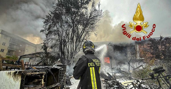 Incendio in una carrozzeria di Settimo: 20 squadre dei Vigili del fuoco impegnate