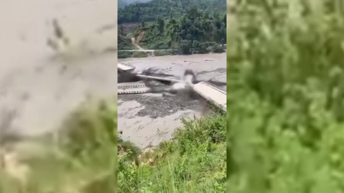 Alluvione in Nepal, la forza dell'acqua abbatte un ponte e spazza via le case