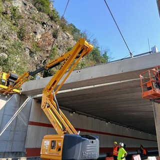 Lungo la SP1 delle Valli di Lanzo sistemate le travi di copertura della galleria Paramassi Lungo la SP1 delle Valli di Lanzo sistemate le travi di copertura della galleria Paramassi
