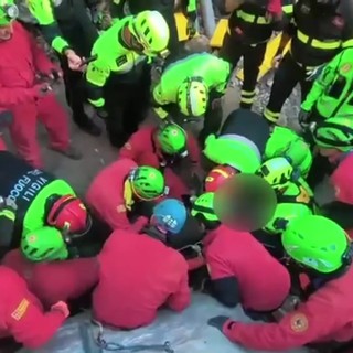 Nuoro, dopo 27 ore estratto vivo lo speleologo bloccato in una grotta