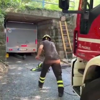 Trieste, segue le indicazioni del navigatore e resta incastrato nel sottopassaggio Trieste, segue le indicazioni del navigatore e resta incastrato nel sottopassaggio