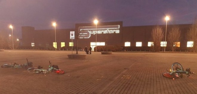 Vandali in azione fuori dall'Esselunga di Moncalieri: bici rovinate